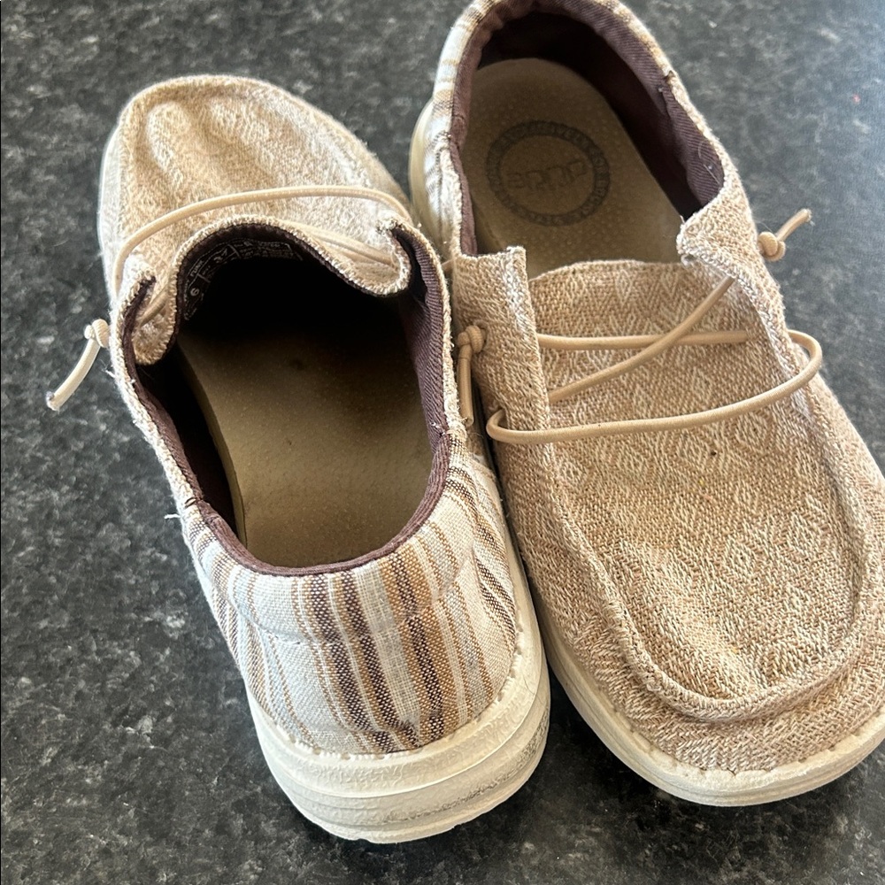Hey Dude women’s size 6 tan and white striped